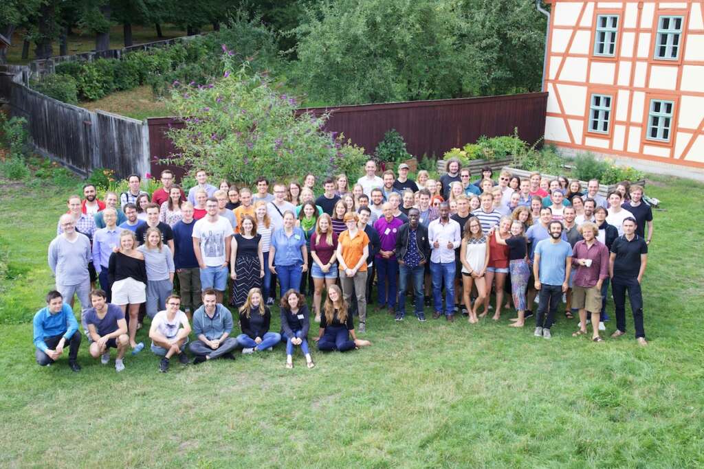 Gruppenbild draußen bei der Sommerakademie 2019.